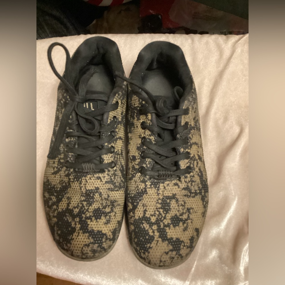 NOBULL sneakers Sz W 9/M 7.5